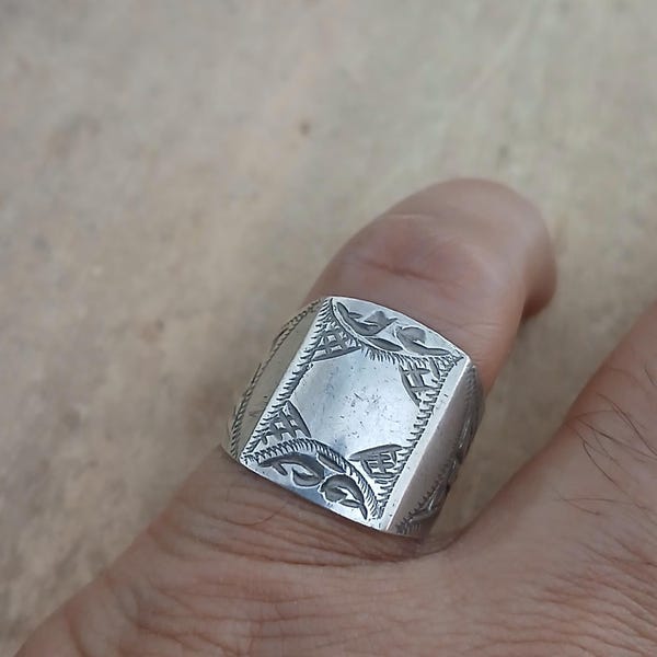Ancient berber silver ring from southern MOROCCO. Antique berber jewelry