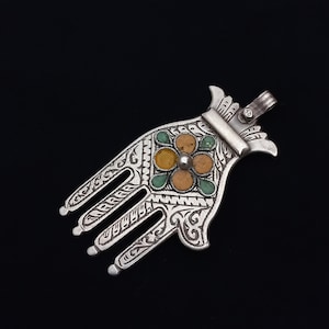 Beautiful khamssa. Silver berber pendant with enamel from southern morocco. Berber jewelry