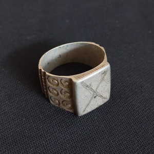 Ancient berber silver ring from southern MOROCCO. Antique berber jewelry
