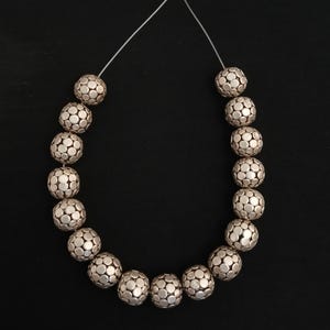 17 antieke zilveren kralen uit Jemen. oude zilveren sieraden