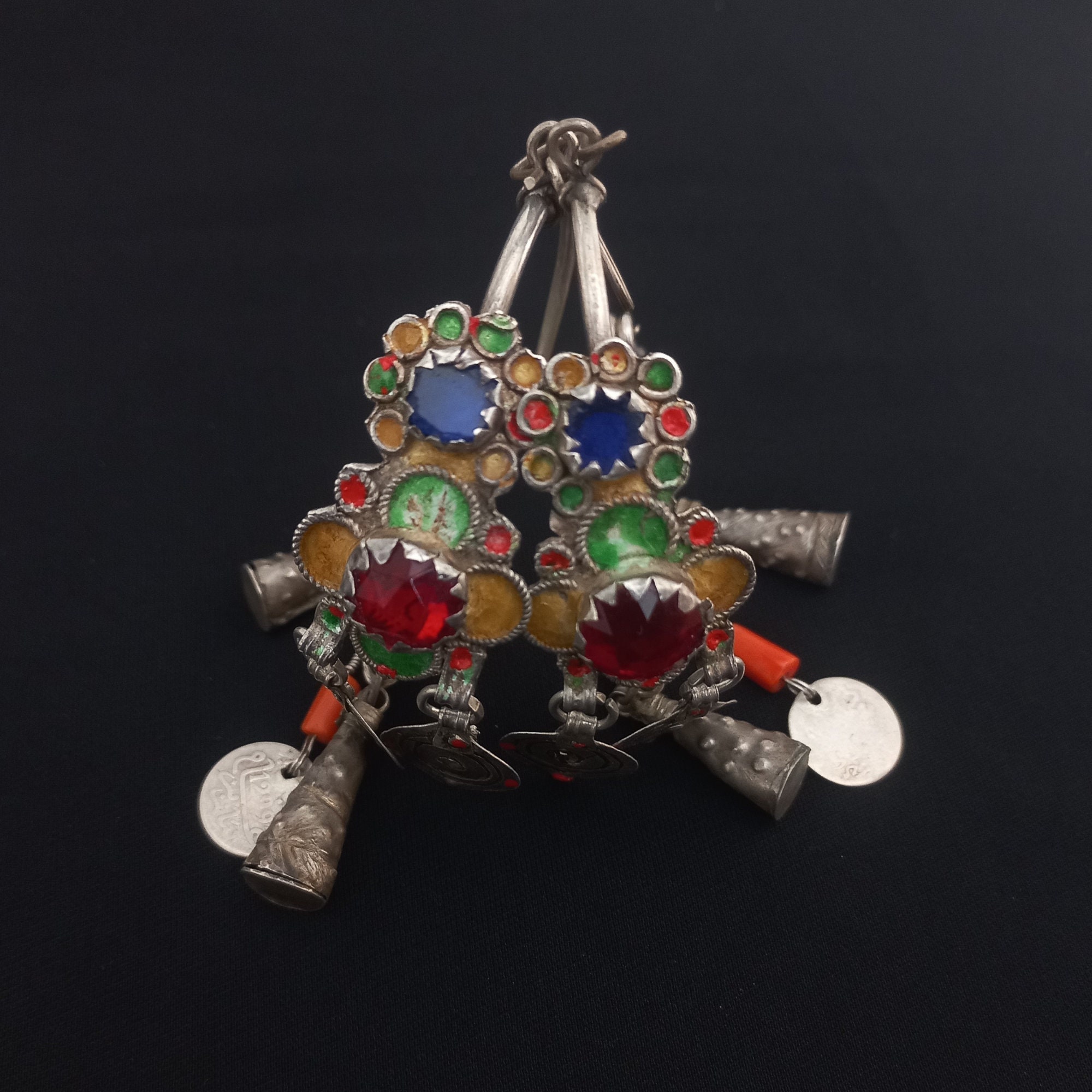 СтариннаясеребрянаяберберскаясерьгасэмальюизюжногоМарокко.Древниеберберскиеукрашения