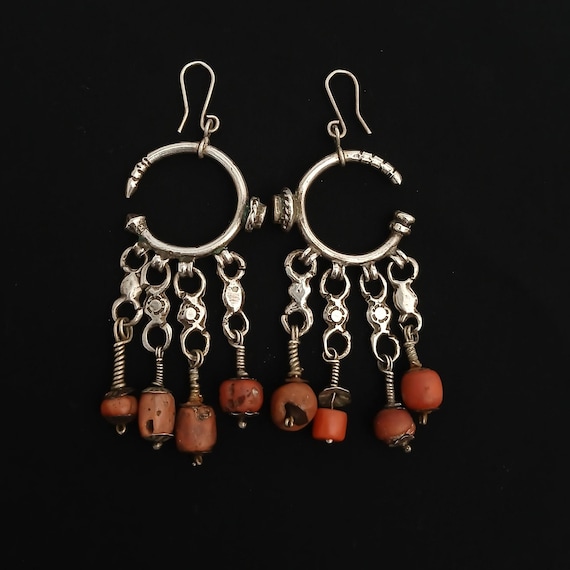 Antique silver berber earring with natural coral from southern morocco. Ancient berber jewelry
