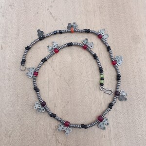 Antikt sahariskt silverpärlhalsband från södra Marocko. Antika silversmycken bild 3