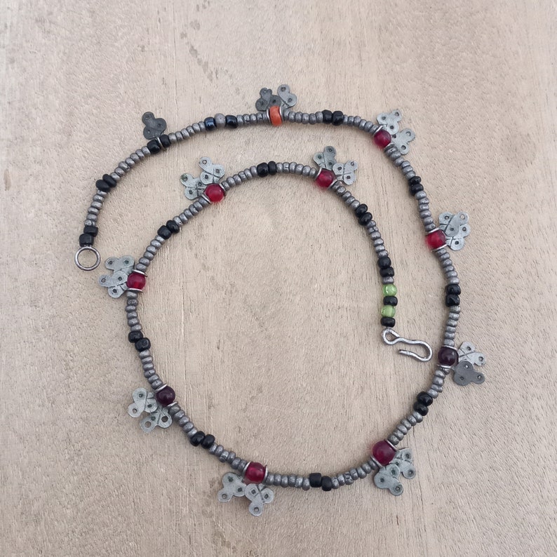 Antikt sahariskt silverpärlhalsband från södra Marocko. Antika silversmycken bild 3