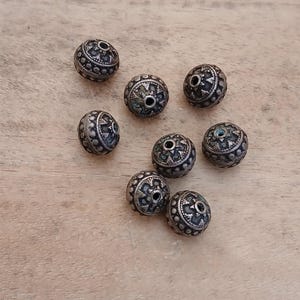 8 antieke zilveren kralen uit marokko. Oude berbersieraden