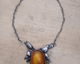 Antikt (925) silverhalsband med naturlig bärnsten.
