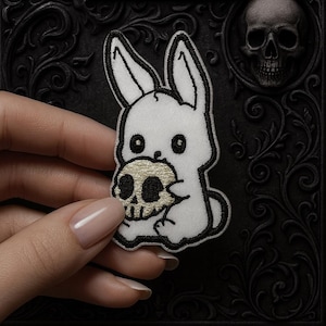 Schattige gotische schedel-konijnenpatch | Geborduurde strijkapplicatie voor doe-het-zelfkleding | Pastel Goth Kawaii Macabre Stijl (3,7 x 6,5 cm)