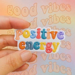 Retro 90s "Positive Energy" Patch | Veelkleurige geborduurde strijkpatch voor een goed humeur | DIY gepersonaliseerde kleding (7,6 x 4 cm)