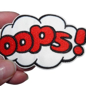 Peut inclure: Patch brodée rouge à repasser avec le mot "OOPS!" dans une bulle de dialogue blanche.