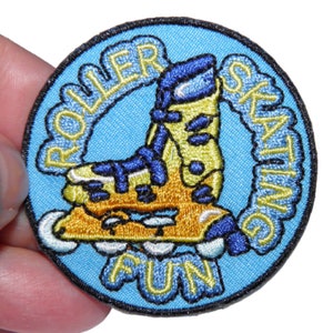 Peut inclure: Un patch brodé bleu et jaune avec un patin à roulettes et le texte "Roller Skating Fun".