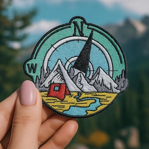 Patch Aventure Montagne & Boussole | Écusson Brodé Thermocollant Outdoor Camper Randonnée | Cadeau Voyageur | Diamètre 7,8 cm