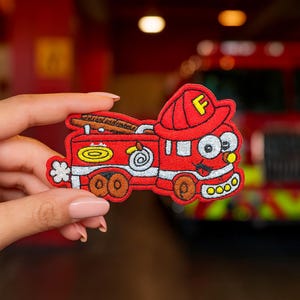 Patch Camion de Pompiers Rigolo | Écusson Brodé Thermocollant Enfant Vêtement Personnalisation | Appliqué Textile Décoratif à repasser