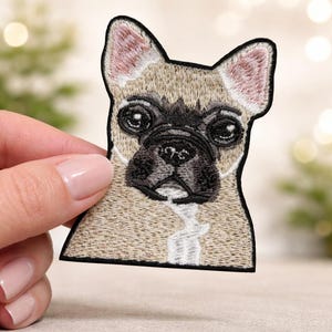 Patch Bouledogue Français – Écusson Thermocollant Brodé Tête de Chien pour Customisation Textile (6,8 x 9,5 cm)