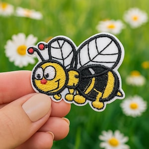 Patch Petite Abeille | Écusson Brodé Thermocollant Jaune et Noir | Décoration Vêtement Enfant, Sac à Dos | DIY Customisation | Style Kawaii