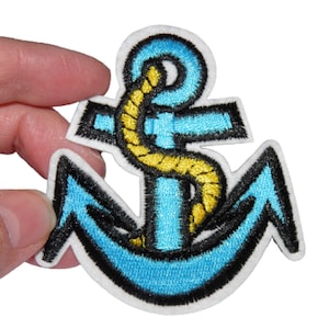Peut inclure: Écusson brodé en forme d'ancre, avec un motif d'ancre bleu, un contour noir et un détail de corde jaune. Le patch a une bordure blanche.