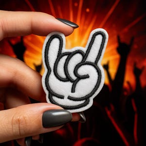 Naszywka z białą rękawiczką, wzmocnienie w postaci rogów rockera, haftowana, do prasowania