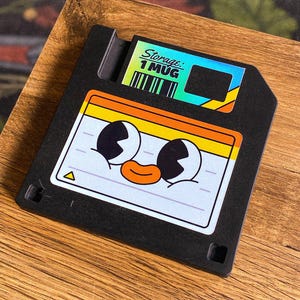 レトロなフロッピーディスクコースター - ハンドメイドのジェスモナイトドリンクコースター - かわいいテックデスクデコレーション - プログラマー、デザイナー、オタクへのギフト