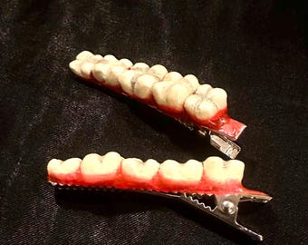 Presilha de cabelo realista com dentes falsos (pacote com 2) - Acessório de cabelo gótico, presente de terror para o Halloween, visual assustador.