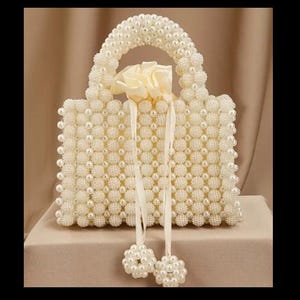 Elegante cartera de noche hecha a mano con cuentas de perlas de imitación y asa de cuentas blancas. Elegante cartera de cena para mujer para ocasiones formales, color blanco crema