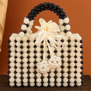 Cartera de noche con cuentas en blanco y negro texturizada hecha a mano con asa de cuentas negras para ocasiones formales, sin forro en blanco y negro