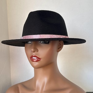 Zwarte fedorahoed met roze strassband, stijlvolle hoed met brede rand voor vrouwen, elegante herfstmode, statement, kerk, derbyhoed, cadeau voor haar