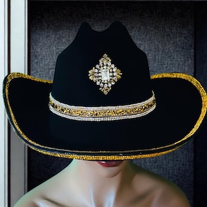 Schwarzer Western Cowboyhut mit goldener Strassborte und Brosche | Statement Filzhut |Rodeo Glam Hut | Handgefertigtes Festival Accessoire |