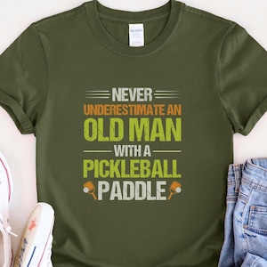 Unterschätzen Sie niemals einen alten Mann mit einem Pickleball Paddle T-Shirt, lustiges Pickleball Dad Geschenk, Opa Pickleball Geschenk, Pickleball Vatertag