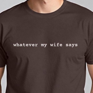 Camiseta divertida para marido, camiseta "Lo que diga mi mujer", regalo humorístico para él en el matrimonio, camiseta sarcástica para marido, regalo de aniversario o cumpleaños.
