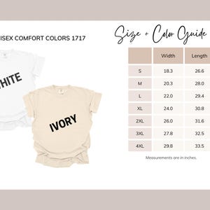 Pu&ograve; includere: Una t-shirt bianca e una color avorio a maniche corte etichettate Unisex Comfort Colors 1717. Una tabella guida alle taglie mostra le misure di larghezza e lunghezza in pollici per le taglie dalla S alla 4XL, da 18,3 a 29,8 pollici di larghezza e 26,6 a 33,5 pollici di lunghezza.