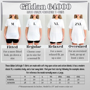 Puede incluir: Se muestran camisetas blancas Gildan 64000 Softstyle en tallas M, L, XL y 2XL. La imagen incluye una tabla de tallas con medidas en pulgadas e indicaciones sobre el ajuste: entallado, normal, relajado y oversize. La modelo mide 173 cm y usa talla 10.