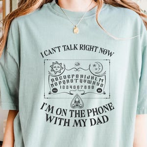 Kan inte prata i telefon med min pappa, tröstfärgad t-shirt, död pappa klubb andebräde t-shirt, mörk humor sorg gåva, rolig sorg humor t-shirt