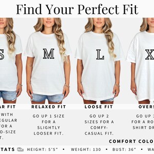 Pu&ograve; includere: Una tabella di confronto taglie per t-shirt bianche etichettate S, M, L e XL. Il testo riporta Find Your Perfect Fit, Regular Fit, Relaxed Fit, Loose Fit, Oversized, e include le misure del modello: altezza 165 cm, peso 59 kg, busto 91 cm, vita 69 cm.