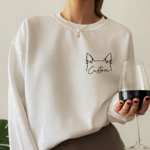 Custom Cat Name Sweatshirt, Custom Cat Mom Shirt, Personalized Cat Owner Shirt, Women's Cat Lover Gifts, Custom Cat Mama Hoodie, E5775