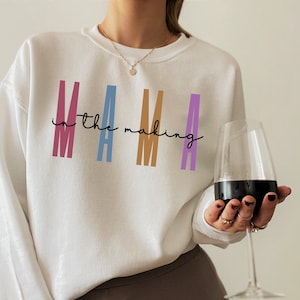 Zabawna bluza ciążowa, koszulka Mama In The Making, koszulka z ogłoszeniem ciąży, prezent dla mamy w ciąży, koszulka ciążowa, prezent na baby shower, E5963