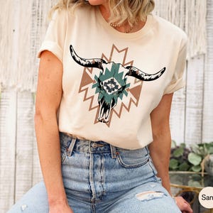 Boho Bull Skull Shirt | Women's Country Shirt, Western Graphic Tee, Country Concert Tee, Country Music Shirt, Country Vibes Shirt, Cowgirl imagen 4