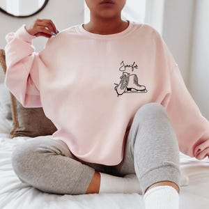 Custom Ice Skating Sweatshirt | Women's Custom Figure Skater Shirt, Skating Coach Gifts, Customized Skate Tee, Ice Skating Fan Tee afbeelding 3