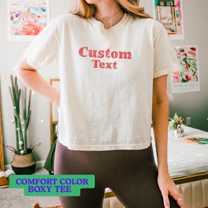 T-shirt squadrata personalizzata Comfort Colors, maglietta vintage con testo personalizzato, maglietta oversize retrò corta, maglietta personalizzata, maglietta squadrata stile collage Y2K, EA6539