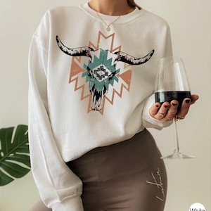 Boho Bull Skull Shirt | Women's Country Shirt, Western Graphic Tee, Country Concert Tee, Country Music Shirt, Country Vibes Shirt, Cowgirl imagen 1