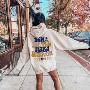Don't Let The Hard Days Win Sweatshirt, Women's Positive Shirt, Aesthetic Hoodie, Motivational Quotes Shirt, Trendy Gifts For Her Bild 1
