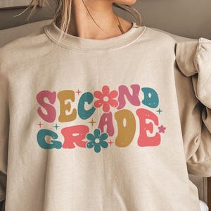 花柄の2年生教師用スウェットシャツ、小学校教師向けのトレンディな2年生用Tシャツ、幼児教育者用パーカー、教育者へのギフト、E8308