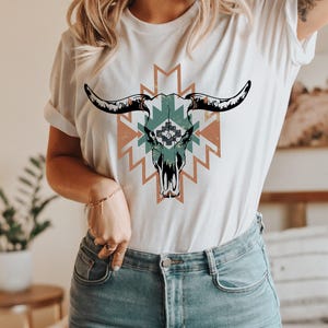 Boho Bull Skull Shirt | Women's Country Shirt, Western Graphic Tee, Country Concert Tee, Country Music Shirt, Country Vibes Shirt, Cowgirl imagen 5