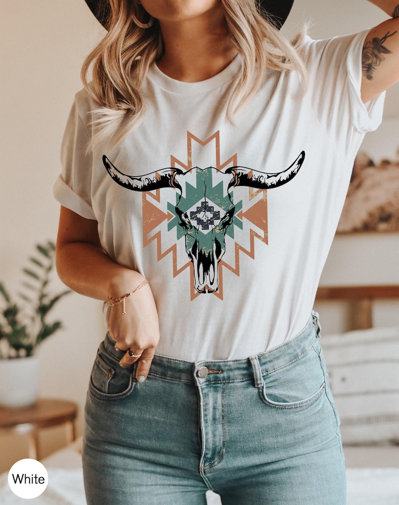 Boho Bull Skull Shirt | Women's Country Shirt, Western Graphic Tee, Country Concert Tee, Country Music Shirt, Country Vibes Shirt, Cowgirl imagen 5