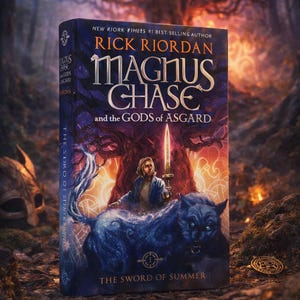 Könnte beinhalten: Ein Fantasy-Buch mit dem Titel "Magnus Chase und die Götter von Asgard: Das Schwert des Sommers" von Rick Riordan. Das Cover zeigt einen blauen Wolf, eine Figur mit einem Schwert und eine Waldszene. Der Titel ist deutlich sichtbar.