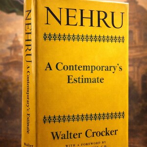 Könnte beinhalten: Ein gelbes Hardcover-Buch mit dem Titel "NEHRU A Contemporary's Estimate" von Walter Crocker. Das Buch hat einen schwarzen Text und dekorative Elemente auf dem Einband. Der Buchrücken zeigt ebenfalls Titel und Autor.