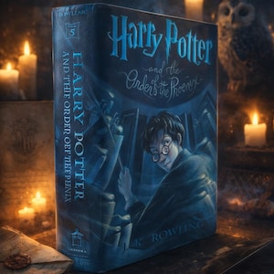 Puede incluir: Un libro de tapa dura azul titulado "Harry Potter y la Orden del Fénix". El libro presenta una ilustración de Harry Potter y el título en una fuente estilizada. La imagen está ambientada sobre un fondo oscuro con velas y un búho.