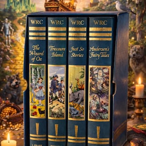 Puede incluir: Un conjunto de cuatro libros de cuentos clásicos en una caja azul. Los libros incluyen "El Mago de Oz", "La Isla del Tesoro", "Just So Stories" y "Cuentos de Hadas de Andersen". Cada libro tiene una columna dorada e ilustraciones coloridas.