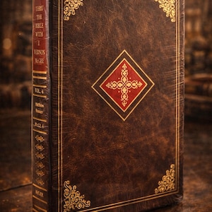 Może przedstawiać: Zapieczętowana, brązowa książka w skórzanej oprawie zatytułowana "Thru the Bible with J. Vernon McGee, Vol. 4." Okładka zdobiona złotym filigranem i czerwono-złotym rombem. Tekst "NEVER OPENED, COMPLETELY SEALED" jest wydrukowany na dole.