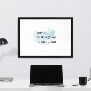 Op de afbeelding: Een ingelijst afdruk met een blauwe aquarel achtergrond en de tekst "import i if i. think(True): i. am = i. exist"