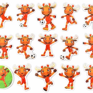 Pu&ograve; includere: Un set di adesivi raffiguranti un alce dei cartoni animati in uniforme da calcio. L'alce arancione con corna marroni &egrave; mostrato in varie pose con un pallone da calcio, su sfondo bianco.