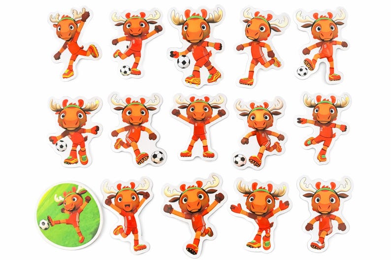 Pu&ograve; includere: Un set di adesivi raffiguranti un alce dei cartoni animati in uniforme da calcio. L'alce arancione con corna marroni &egrave; mostrato in varie pose con un pallone da calcio, su sfondo bianco.